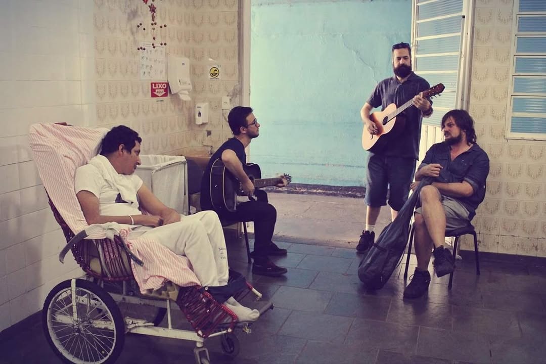 Crianças participando de uma aula de música